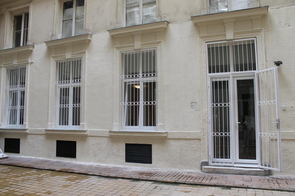 Titaru House In The City Center Of Boedapest Buitenkant foto